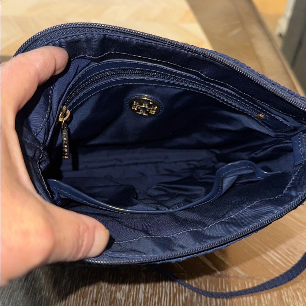Tory Burch Virginia Crossbody In Navy Quilted Recycled Material With Dust Bag - Picture 3 of 9